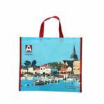 Sac bleu et rouge en PP non tissé enduit avec l'illustration d'un port.