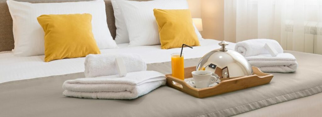 lit de chambre d'hotel avec serviettes de bain pliées