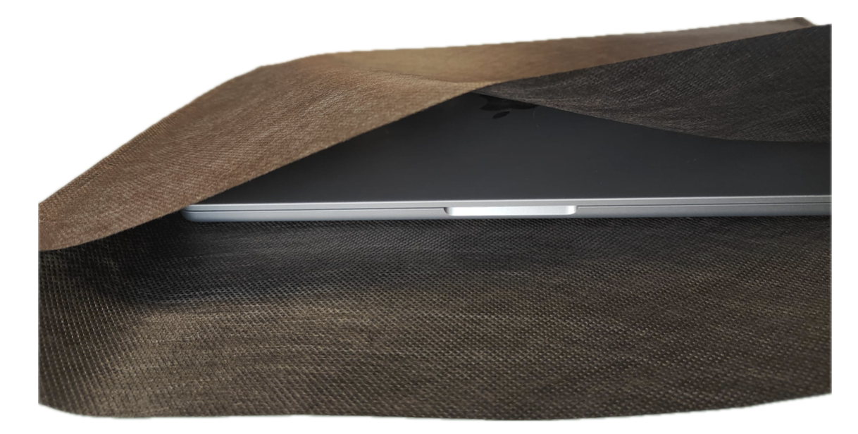 Ordinateur portable protégé par une housse en feutre rPET anti-rayures